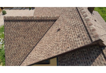 Фото гнучкої черепиці на даху будинку ТехноНІКОЛЬ Шинглас Джаз Терра