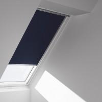 Затемнююча штора на мансардне вікно Velux DKL (ручне управління)